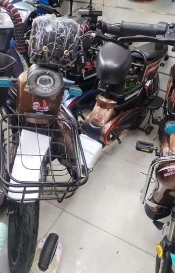 صورة دراجة كهربائية 60 فولت بمقعدين وسلة أمامية من الوكيل تويز بكفرات مقاس 20